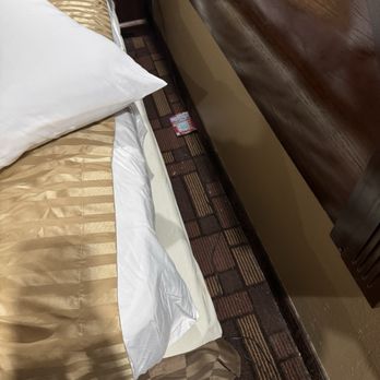 Ontario Inn & Suites - Dirty trash, showing they don't clean the rooms - Hotels Near Me - Montclair, California Ontario Inn & Suites - Dirty trash, showing they don't clean the rooms - Hotels Near Me - Montclair, California