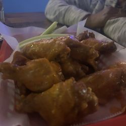 Stone’s Pub  - Nice, wingz