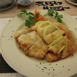 Asia Restaurant - Zitronenhähnchen auf Sprossen mit Sellerie