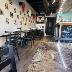 Sal's Pizzeria & Pasta House - Interior