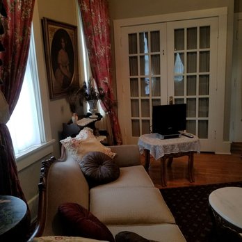 Cole Porter Inn - A view from the queen bedroom area into the Parlor. - Hotels Near Me - Peru, Indiana