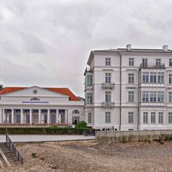 Grand Hotel Heiligendamm - Strandsicht mit Grand Hotel (08/2019)