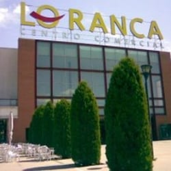 Cine Cinesa - La entrada a los cines es justo en el medio del centro comercial Loranca de Fuenlabrada
