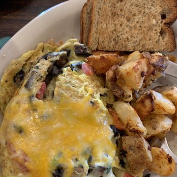 Back Country Cafe - Mushroom Omelette, home fries, rye toast - American Near Me - Killington, Vermont