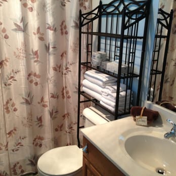Village Green Lodge - Bathroom - Bed & Breakfast Near Me - Ephraim, Wisconsin Village Green Lodge - Bathroom - Bed & Breakfast Near Me - Ephraim, Wisconsin