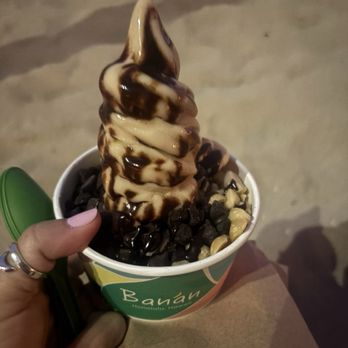 Banán - Waikiki Beach Shack - Chocolate mac coconut bowl - Vegan Near Me - Honolulu, Hawaii Banán - Waikiki Beach Shack - Chocolate mac coconut bowl - Vegan Near Me - Honolulu, Hawaii