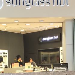 Sunglass Hut - Employees not wearing masks