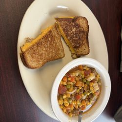 Nett's Kitchen - Grilled cheese & veggie soup