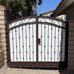 Side gate