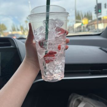 Starbucks - venti strawberry açaí lemonade (how much ice was there) - Coffee & Tea Near Me - Glendale, California