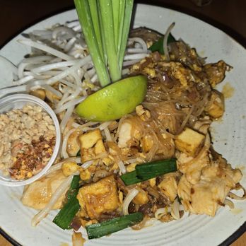 Kin Len Thai Night Bites - Pad Thai with chicken, awesome - Thai Near Me - Seattle, Washington Kin Len Thai Night Bites - Pad Thai with chicken, awesome - Thai Near Me - Seattle, Washington