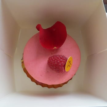 Pierre Hermé - ispahan macaroon - Chocolatiers & Shops Near Me - Paris, 75 Pierre Hermé - ispahan macaroon - Chocolatiers & Shops Near Me - Paris, 75