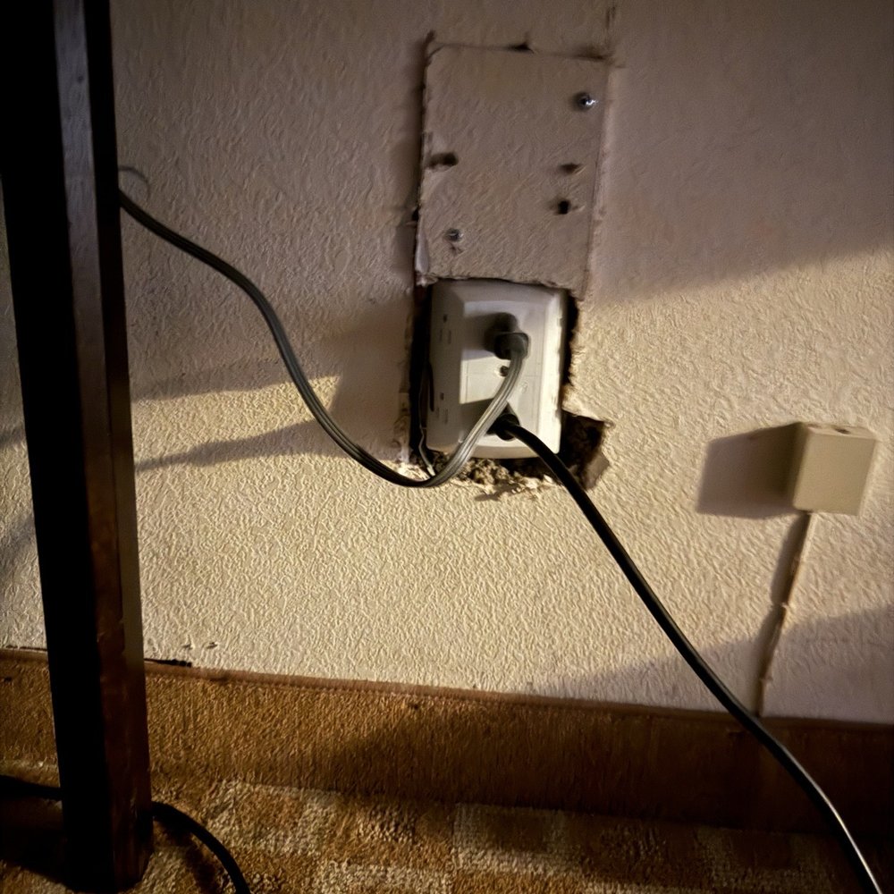 Super 8 by Wyndham Sherman - Unsafe electric wires - Hotels Near Me - Sherman, Texas Super 8 by Wyndham Sherman - Unsafe electric wires - Hotels Near Me - Sherman, Texas