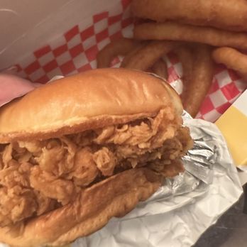 Madame Poulet - a chicken sandwich and onion rings - Chicken Shop Near Me - Pointe ‐ Claire, Quebec Madame Poulet - a chicken sandwich and onion rings - Chicken Shop Near Me - Pointe ‐ Claire, Quebec