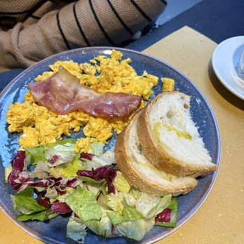 Nero Caffè - Bacon, eggs, and salad - Cafes Near Me - Rome, RM Nero Caffè - Bacon, eggs, and salad - Cafes Near Me - Rome, RM