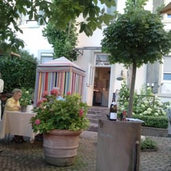 Restaurant Rebstock - .. und die Cheffin kommt von links. Sommerterrasse.