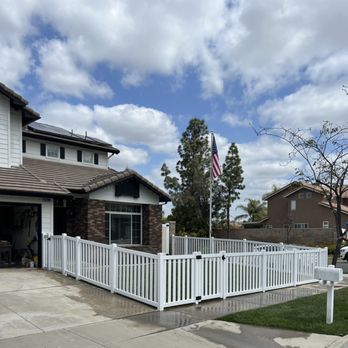 Casa Valenzuela Construction - Picket vinyl in Corona, CA - General Contractors Near Me - Corona, California