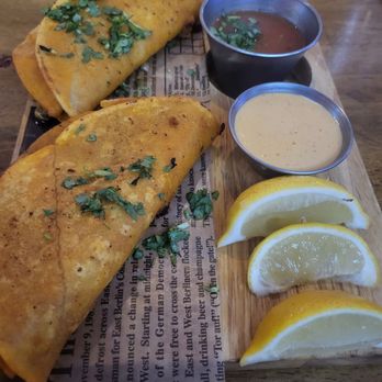 CRUDA Mariscos & Oyster Bar - Shrimp & Scallop tacos (Tacos Gobernador) - Mexican Near Me - Tucson, Arizona