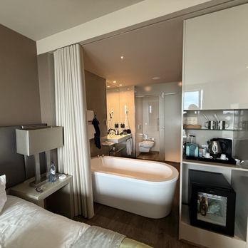 Meliã Braga Hotel & SPA - weird that there's just a curtain separating the bathroom and the bedroom. - Hotels Near Me - Braga, 03 Meliã Braga Hotel & SPA - weird that there's just a curtain separating the bathroom and the bedroom. - Hotels Near Me - Braga, 03