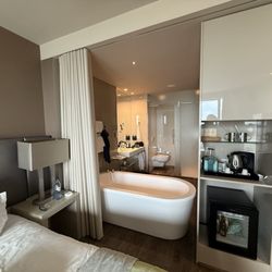 Meliã Braga Hotel & SPA - Weird that there's just a curtain separating the bathroom and the bedroom.