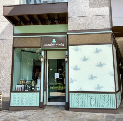 Waikiki Shopping Plaza by null