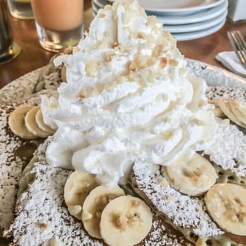 Eggs 'n Things Saratoga - Banana Macadamia Nut, Whipped Cream Pancakes. - Breakfast & Brunch Near Me - Honolulu, Hawaii