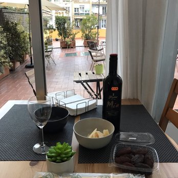 Tripledos - You can buy good wine around the corner for less than €5, cheese, dates, etc and enjoy them in the terrace. What a cozy and beautiful place! - Bed & Breakfast Near Me - Barcelona, B
