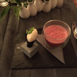 Villa Feer - Rote Beete Suppe mit Meerrettich-Eis (traumhaft!)
