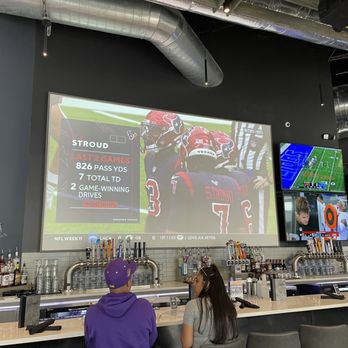 Tom's Watch Bar - CJ! - Sports Bars Near Me - Houston, Texas