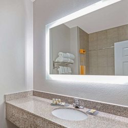 La Quinta by Wyndham Sulphur Springs - Guest room bath