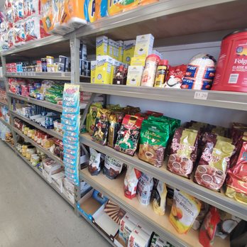 US 5 Grocery - shelves of food and snacks - International Grocery Near Me - Waterloo, Iowa US 5 Grocery - shelves of food and snacks - International Grocery Near Me - Waterloo, Iowa
