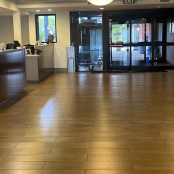 DoubleTree by Hilton - Berkeley - Foyer - Hotels Near Me - Berkeley, California