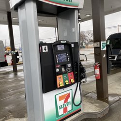 7-Eleven - Gas pumps