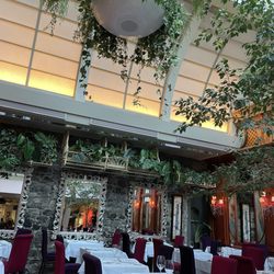 Le Saint-Amour - Inside