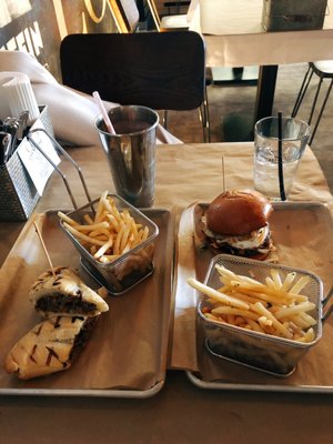 LoLa Burger by null