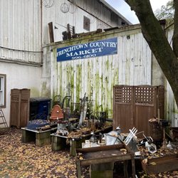 Cricket's Antique & Garden Market - Lots of interesting stuff outside