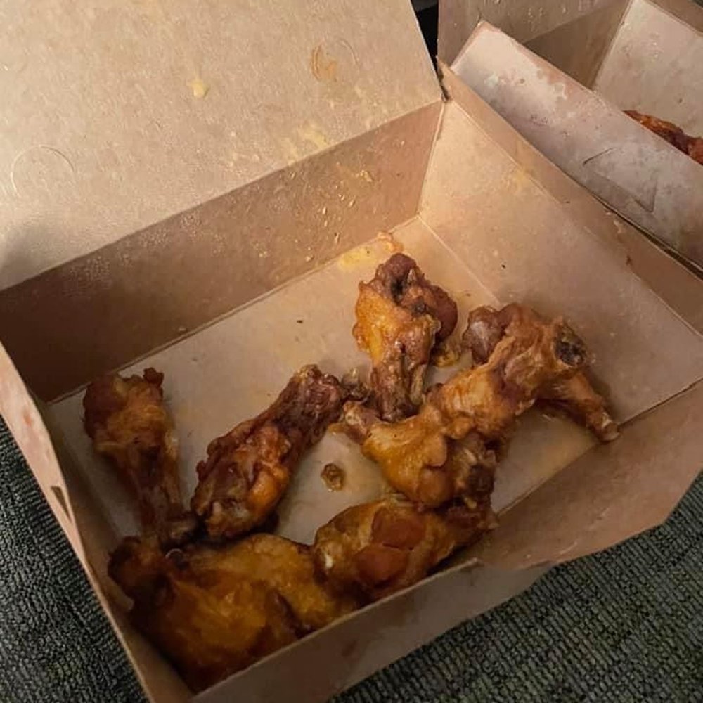 I think they were suppose to be Hot BBQ but there wasn't enough sauce to tell.
