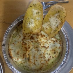 Cheese ravioli with garlic bread