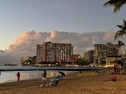 Waikīkī Beach by null