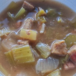 Six Kids Store Super Deli - Okay flavor just not my style of Gumbo. Way too much celery and tomatoes. Good flavor but not for me... Everything else here is great!