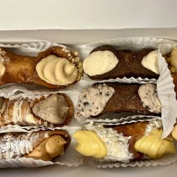 Salted caramel, Thai tea, cinnamon honey latte, bananoffee, mango sticky rice, minding fog, and dark chocolate orange. Salted caramel, Thai tea, cinnamon honey latte, bananoffee, mango sticky rice, minding fog, and dark chocolate orange.