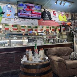Pugsley's Pizza - Inside counter
