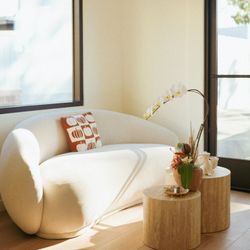 Skincare by Perry - A soft space for deep skin renewal.
Warm light, gentle touches, and treatments tailored just for you.
Your glow starts here.
