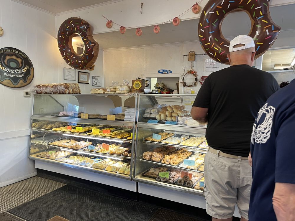 Steineck's Donuts And Cakes Logo