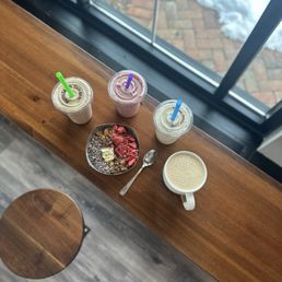Group order: smoothies, latte and smoothie bowl!