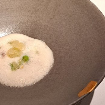 Pottkind - KALBSBRIES mit ERBSEN IN MELISSENÖL, Spargel, geeiste Yuzu / SWEETBREADS, PEAS, LEMON BALM OIL, asparagus, iced yuzu. 2026 05 26. M1. 281. - French Near Me - Cologne, NW Pottkind - KALBSBRIES mit ERBSEN IN MELISSENÖL, Spargel, geeiste Yuzu / SWEETBREADS, PEAS, LEMON BALM OIL, asparagus, iced yuzu. 2026 05 26. M1. 281. - French Near Me - Cologne, NW
