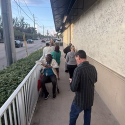 Vital Imaging Center- Hialeah Center - Esperando cuando supuestamente está abierto