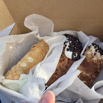 Mike's Pastry - Plain Cannoli, Florentine Cannoli, Espresso Cannoli - Bakeries Near Me - Boston, Massachusetts Mike's Pastry - Plain Cannoli, Florentine Cannoli, Espresso Cannoli - Bakeries Near Me - Boston, Massachusetts