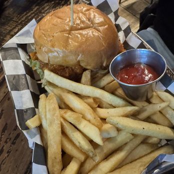 Roadhouse Pub & Eatery - Chicken sandwich - Gastropubs Near Me - Jackson, Wyoming Roadhouse Pub & Eatery - Chicken sandwich - Gastropubs Near Me - Jackson, Wyoming