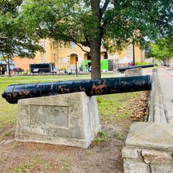Plaza De Ferdinand - Cannons.